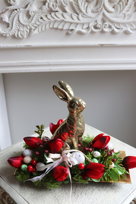 Red Easter, stroik wielkanocny zajączek w tulipanach