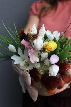 OD RĘKI Wielkanocny Zając, flowerbox welurowy z figurką, wys.38cm