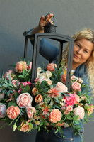 Angelo Garden Pink Delia, kompozycja kwiatowa z lampionem