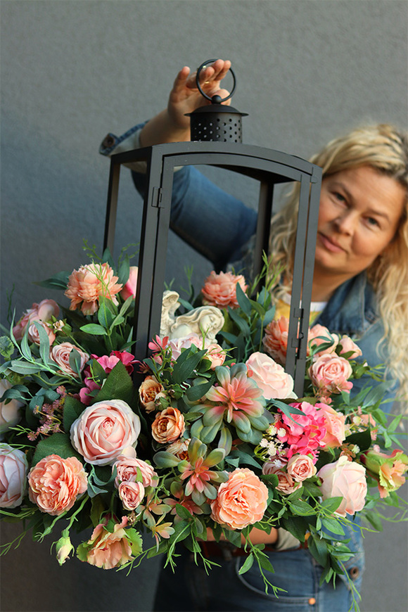 Angelo Garden Pink Delia, kompozycja kwiatowa z lampionem