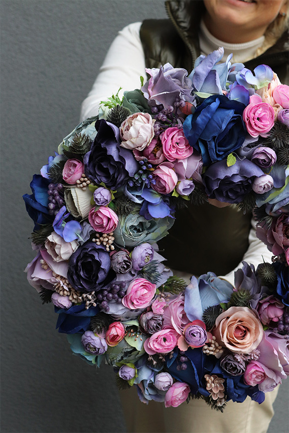 Pranella Navy, efektowny wianek z niebieskimi różami