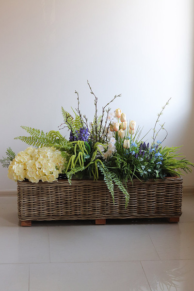 Spring Bahama, kompozycja z kwiatami w koszu