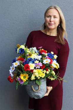 Majowe Rabaty Volcan, kompozycja w ozdobnej osłonce, wys.50cm