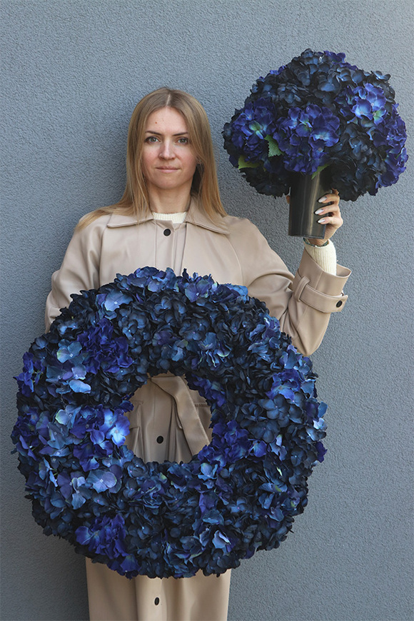 Granatowe Hortensje, bukiet nagrobny we wkładzie do wazonu