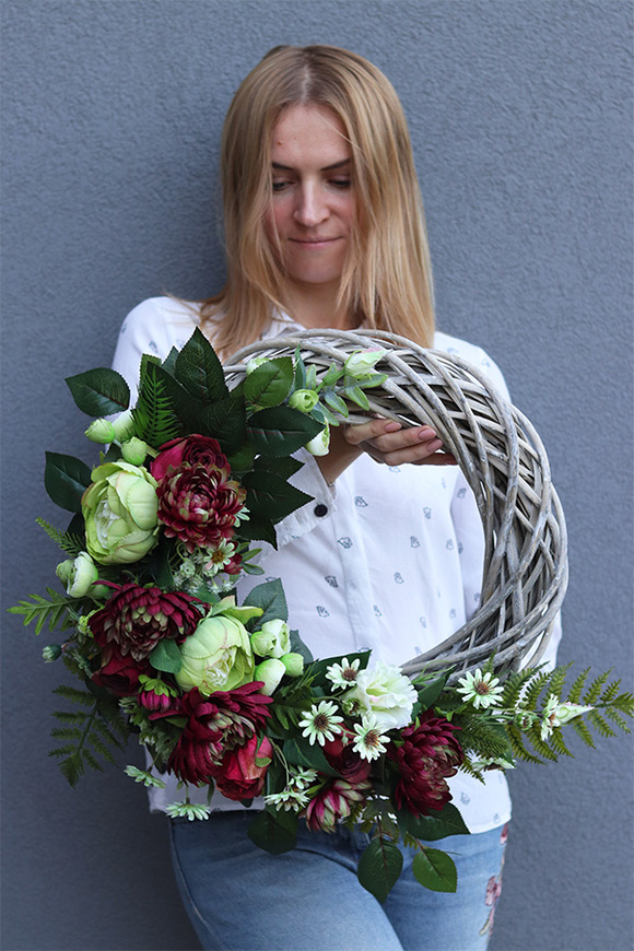 Bordore, asymetryczny wianek kwiatowy