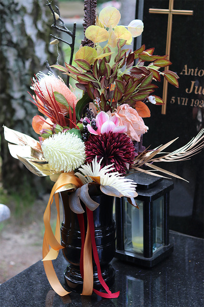 Lefrata, bukiet nagrobny z czosnkiem, magnolią i kuflikiem