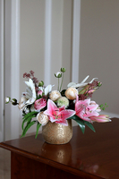 Lilie Clemente, kompozycja kwiatowa w naczyniu