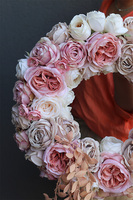 Rosa Italia, piękny kwiatowy wianek na drzwi