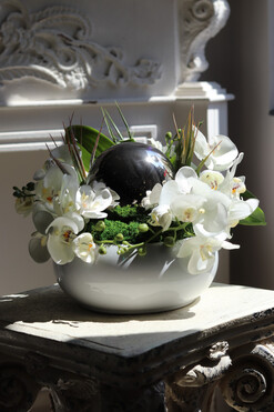 Dekoria Round, kompozycja kwiatowa w białej misie, wys.27cm 