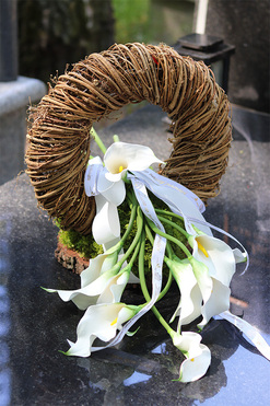 OD RĘKI Kalie Memento, wiązanka nagrobna na plastrze drewna, wym.40x76cm