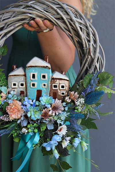 Miasteczko, wianek dekoracyjny z porcelanową figurką