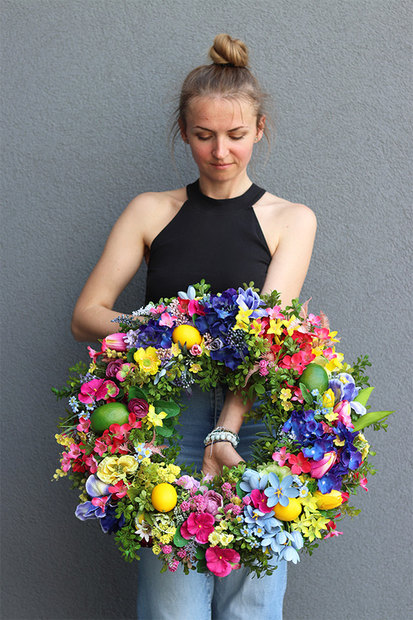 Monique Citrus, duży barwny wianek na drzwi