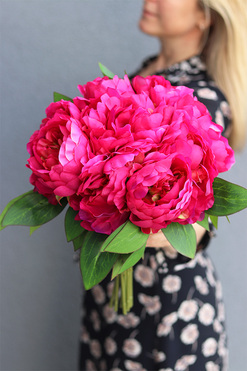 Aura, bukiet amarantowych peonii, wys.38cm