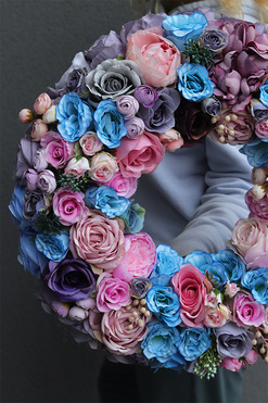 Pranella Blue, efektowny wianek z niebieskimi różami, śr.50cm