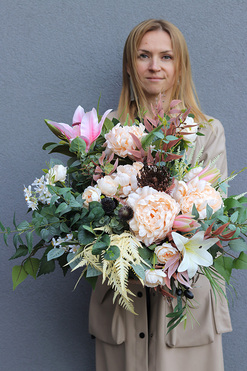 OD RĘKI Lediera Idealia, pastelowa kompozycja nagrobna w misie, dł.60cm