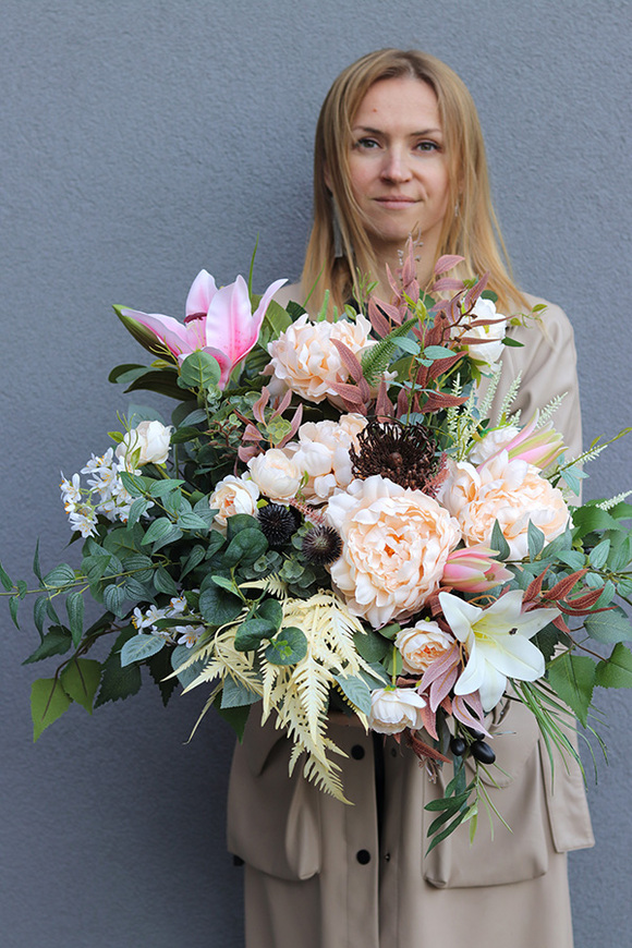 Lediera Idealia, pastelowa kompozycja nagrobna w misie