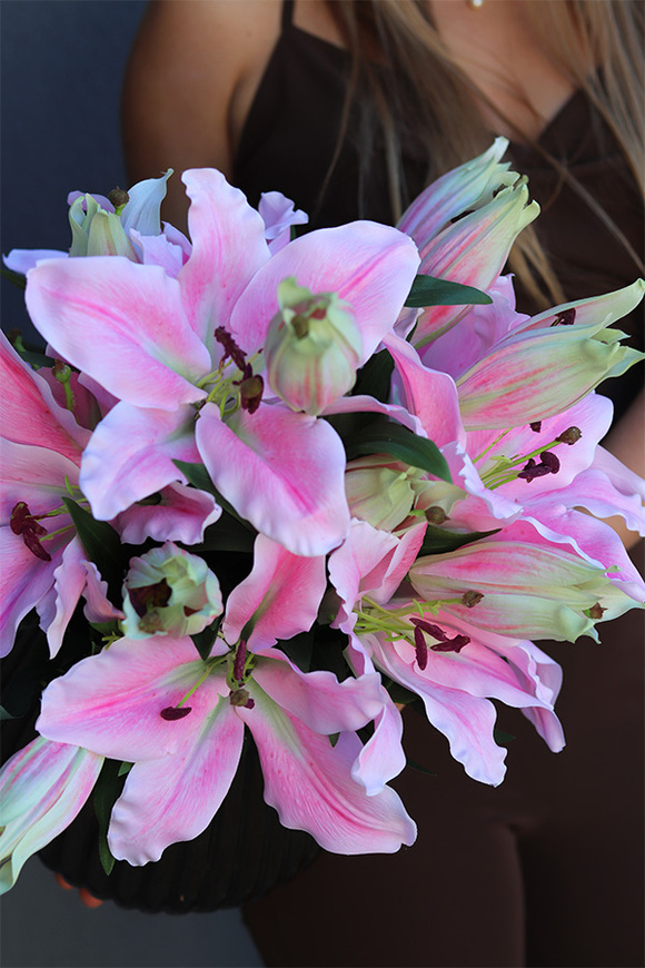 Liliowe Hilton, kompozycja kwiatowa w naczyniu