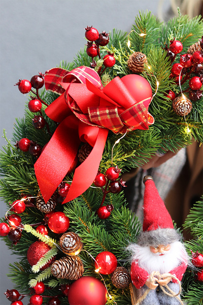 Mikołaj na Sankach LED, świąteczny wianek na drzwi