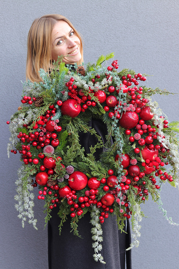 Red Morning, czerwony świąteczny wianek