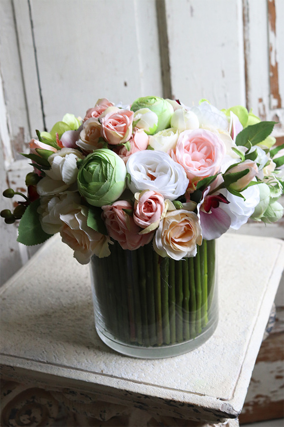 bogaty bukiet wiosennych kwiatów w szklanym wazonie, Hellissa Pink Orchid, wys.27cm  