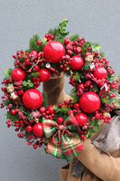 Świąteczna Iskra, czerwony świąteczny wianek z misiami	