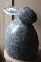 Modern C, duży zajączek wielkanocny figurka metalowa