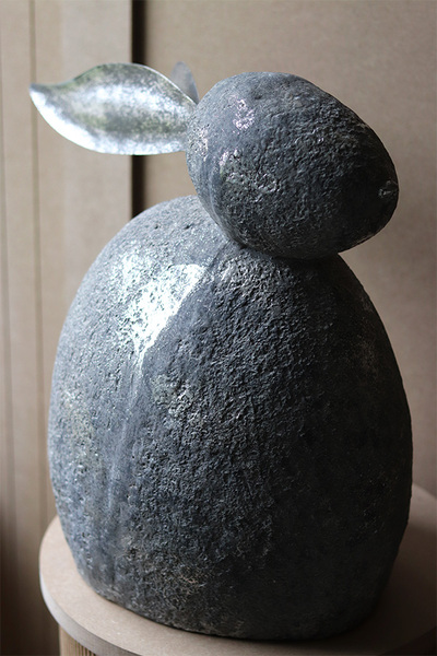 Modern C, duży zajączek wielkanocny figurka metalowa