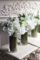 Narcisia, bukiet białych kwiatów w szklanym wazonie