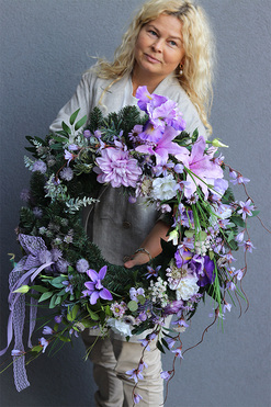 Gretta Violet 2, wieniec nagrobny z fioletowymi kwiatami, śr.62cm