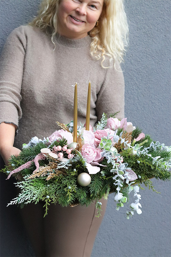 Pink Pastel Christmas, świąteczny stroik ze świecami na tacce
