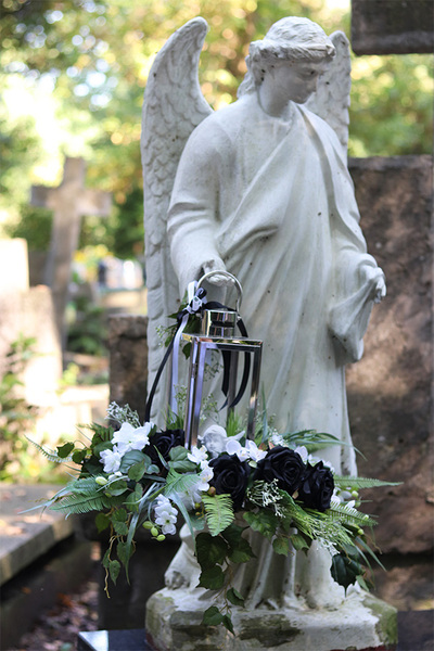 Angelo Garden Biało-Czarny, lampion nagrobny z kwiatam