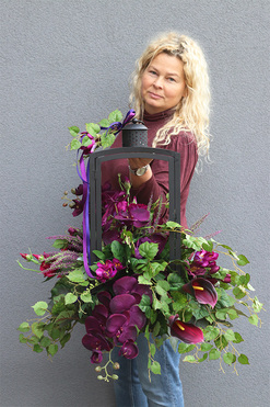 Angelo Garden Purple Black, kompozycja kwiatowa z lampionem, wys.62cm 