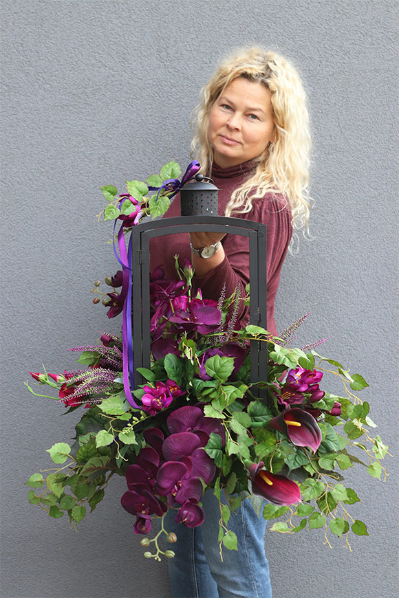 Angelo Garden Purple Black, kompozycja kwiatowa z lampionem