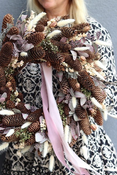 Szyszkowy, dekoracyjny wianek z suszem