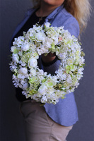 Wiosenne Mgły, dekoracyjny wianek z białymi hortensjami