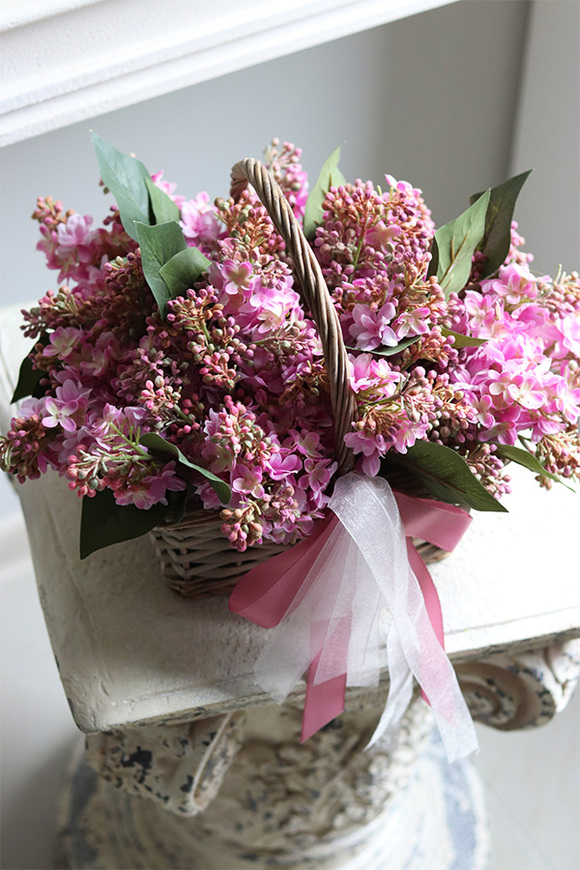 Poetica, kosz z różowymi bzami