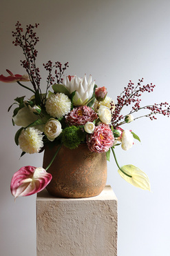 Nedulla, kompozycja kwiatowa z proteą, wym.64x60x40cm