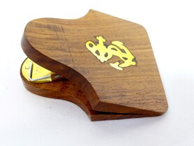 klips drewniany z motywem kotwicy, wym.7.5x6.5x4cm