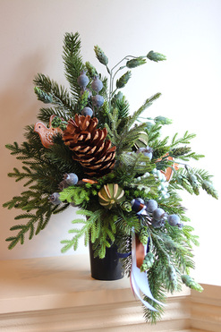 Niebieska Zima, świąteczny bukiet nagrobny we wkładzie, wys.50cm