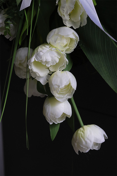 Jevina White Tulips, wieniec nagrobny z białymi kwiatami