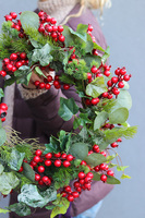 Leśny Klasyk, zimowy wianek z czerwonymi owocami