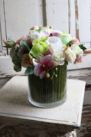 bogaty bukiet wiosennych kwiatów w szklanym wazonie, Hellissa Pink Orchid, wys.27cm  