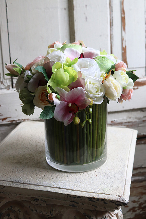 bogaty bukiet wiosennych kwiatów w szklanym wazonie, Hellissa Pink Orchid, wys.27cm  