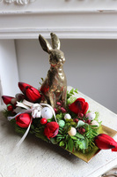 Red Easter, stroik wielkanocny zajączek w tulipanach