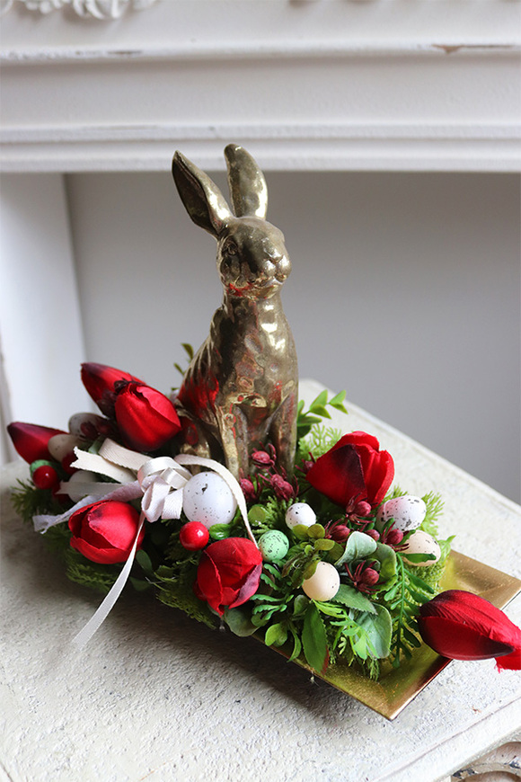 Red Easter, stroik wielkanocny zajączek w tulipanach