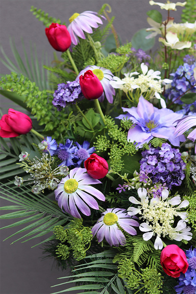 Blue Spring, wiązanka nagrobna z tulipanami