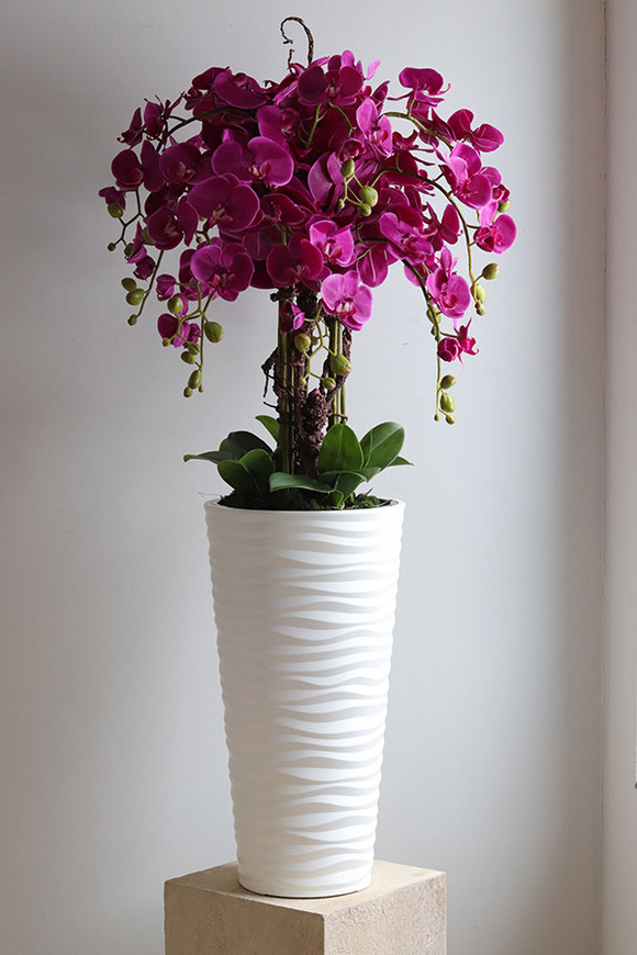 Gizelle Fuksja 2, wysoki sztuczny storczyk w białej donicy