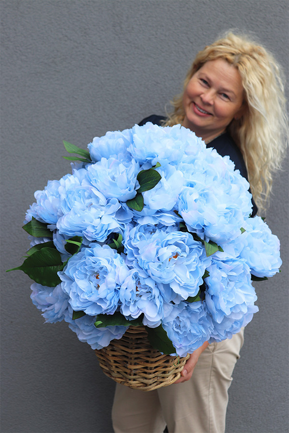 Blue Sky, niebieski kosz z peoniami