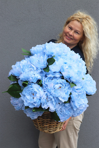 Blue Sky, niebieski kosz z peoniami