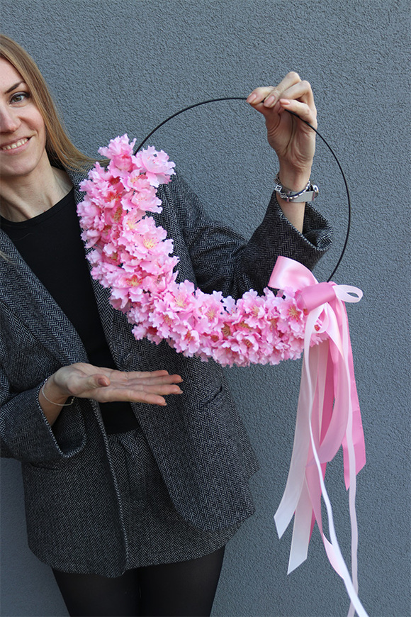 Jabłoń Subtelle, różowy wianek na drzwi na obręczy